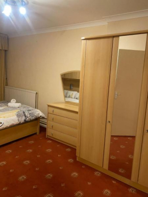 Charming 4-Bedroom Apartment in East London - Perfect City Getaway
